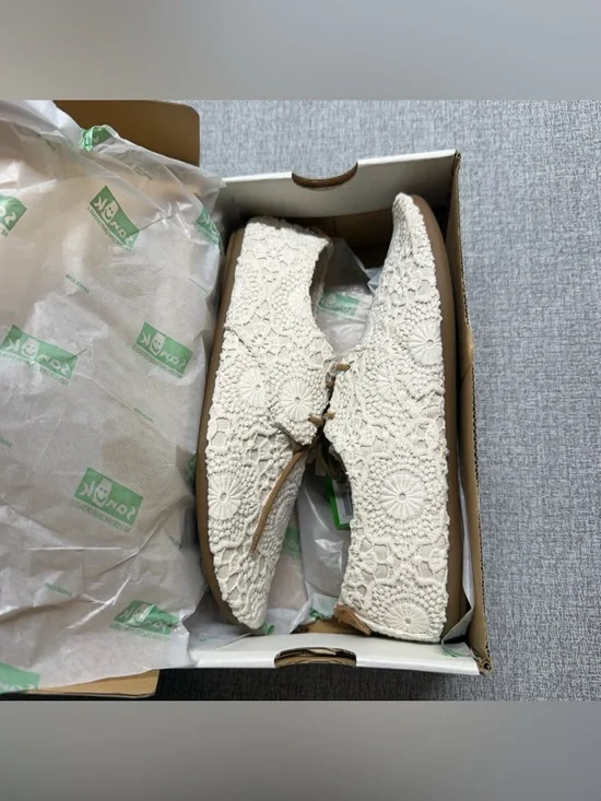 Sanuk Women's Bianca Crochet Lace Up flats - Picture 3 of 11